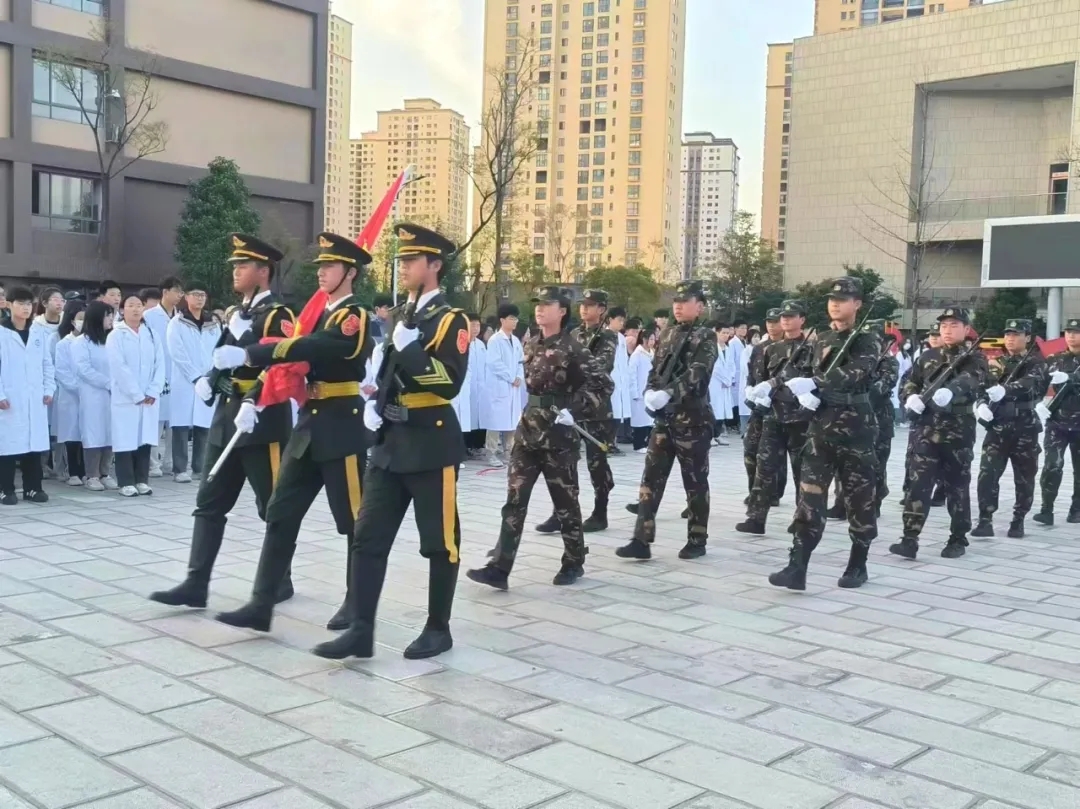 同升国旗 同唱国歌——医学沐鸣举行升旗仪式